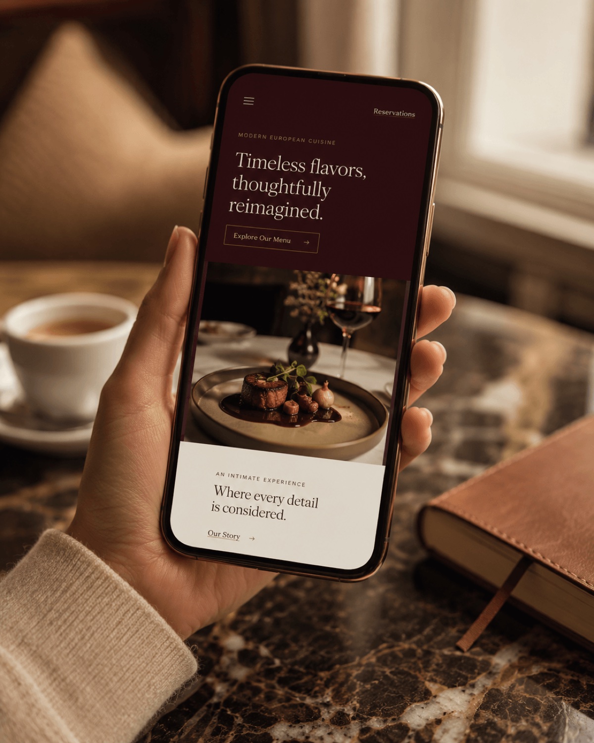 Hand hält modernes Smartphone mit einer eleganten Restaurant-Website-Mockup auf dem Display — Über 70 Prozent der Reservierungsanfragen kommen mobil