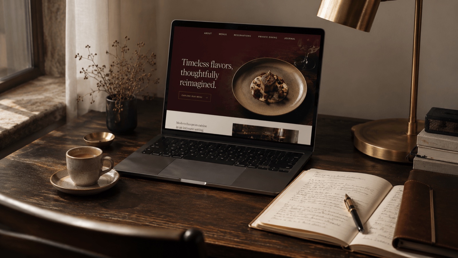 Editorial-Aufnahme eines Schreibtischs mit Laptop und Notizbuch — Restaurant-Inhaber beim Vergleich zwischen Baukasten und Agentur